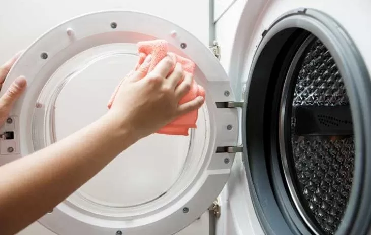 Vệ sinh kính cửa bằng dung dịch vệ sinh chuyên dụng