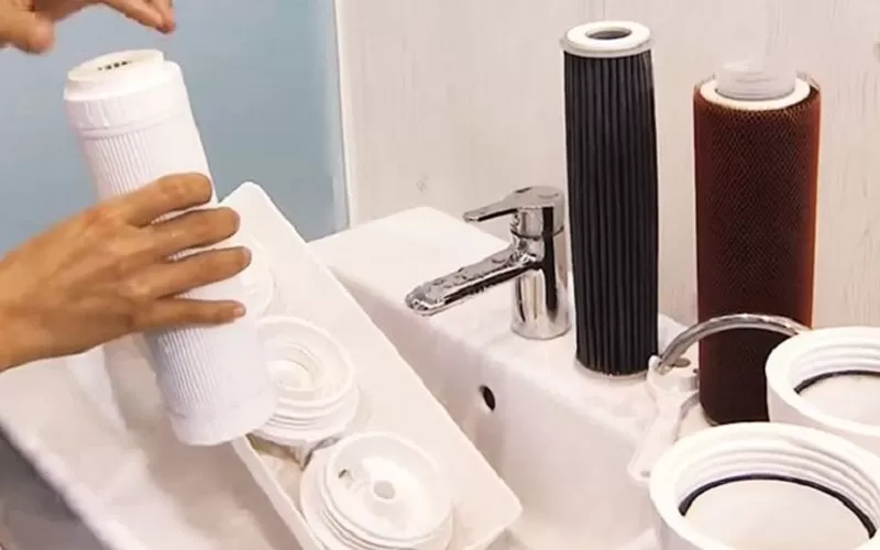 Lõi lọc tắc nghẽn khiến máy lọc nước kêu tạch tạch