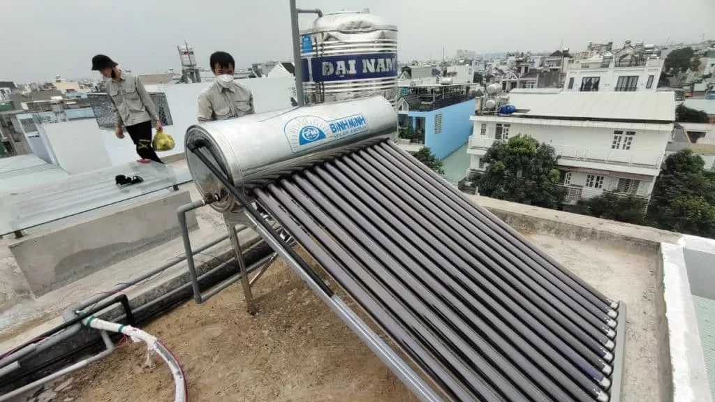 Máy nước nóng năng lượng mặt trời Bình Minh lắp đặt trên mái nhà, giải pháp tiết kiệm điện hiệu quả cho gia đình