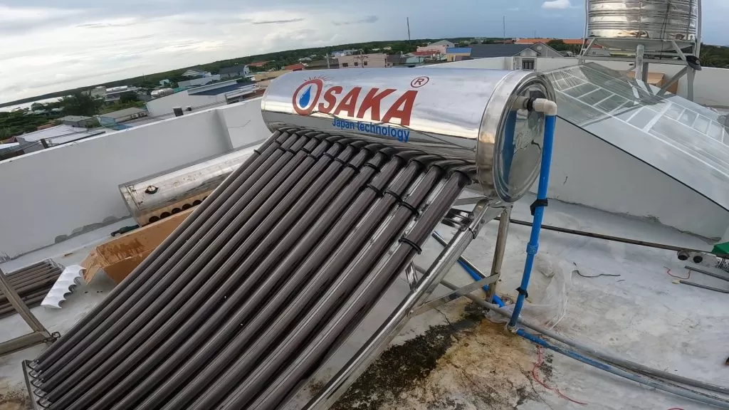 Máy nước nóng năng lượng mặt trời Osaka trên mái tôn, lắp đặt dễ dàng và nhanh chóng
