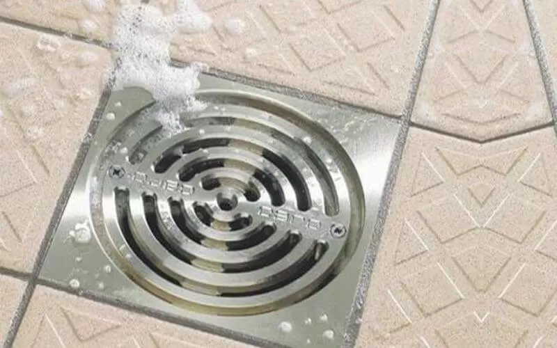 Cặn bẩn tích tụ gây tắc nghẽn và mùi hôi cống nhà vệ sinh