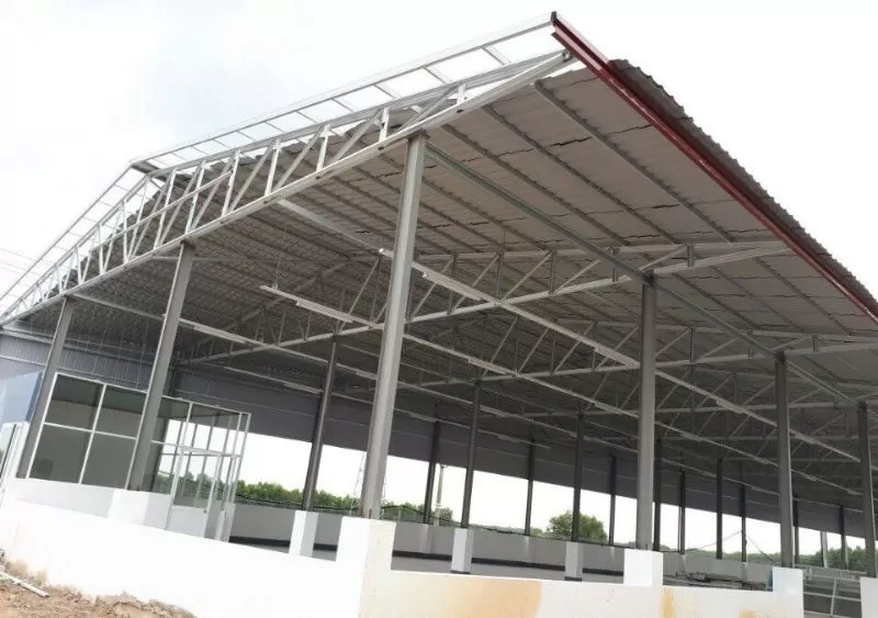 Nhà tiền chế hiện đại với thiết kế mở, tận dụng tối đa ánh sáng tự nhiên