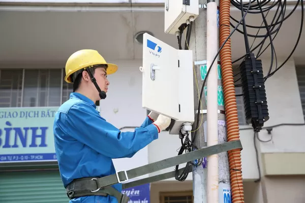 nhân viên lắp đặt cáp quang VNPT
