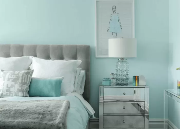 Phòng ngủ màu xanh lá cây kết hợp hài hòa với nội thất gỗ và ánh sáng tự nhiên