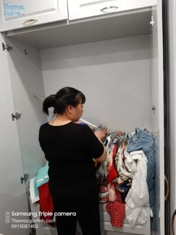 Hình ảnh minh họa tủ bếp bị xệ cánh do bản lề hỏng, thể hiện vấn đề thường gặp và nhu cầu sửa chữa đồ gỗ tại nhà