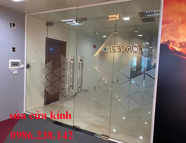 Thợ sửa cửa kính quận 1 tay nghề cao