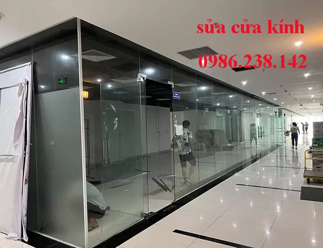 Dịch vụ sửa cửa kính quận 1 nhanh chóng