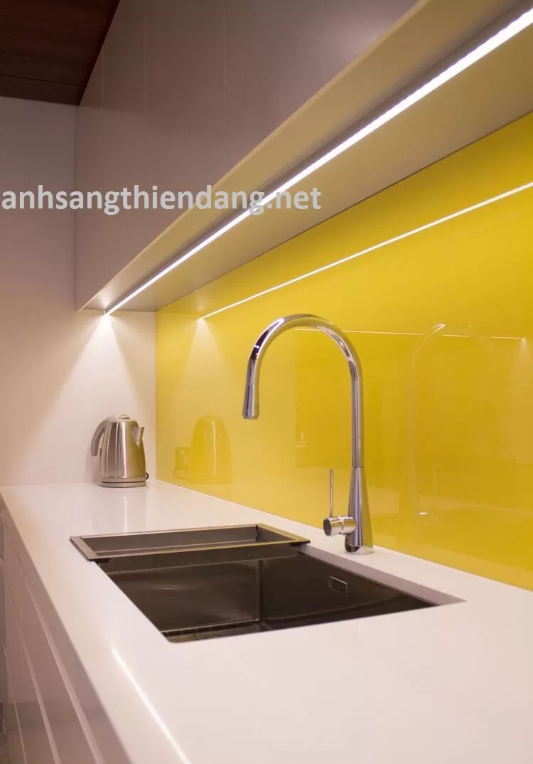 Hình ảnh thi công đèn LED tủ bếp với thanh nhôm góc V, led dây và nguồn điện 12V an toàn
