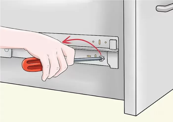 Dùng tua vít tháo vít cố định ray trượt ngăn kéo tủ