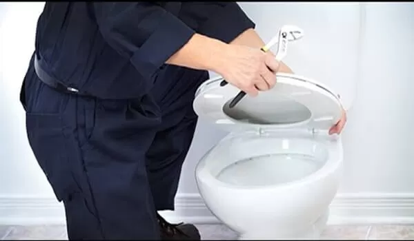 Vệ sinh kỹ lưỡng bệ bồn cầu sau khi tháo nắp cũ để đảm bảo không gian sạch sẽ và chuẩn bị cho việc lắp nắp mới.