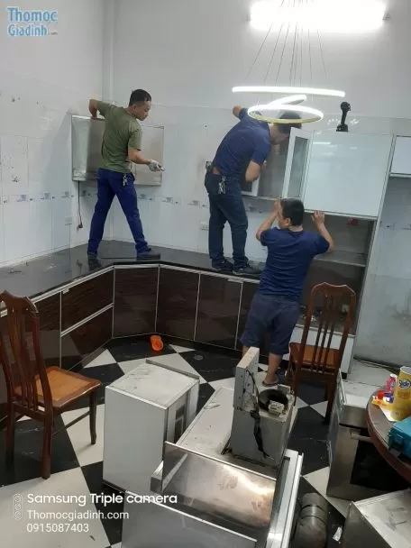 Thợ Miền Nam sử dụng dụng cụ chuyên dụng để tháo lắp đồ gỗ một cách an toàn và hiệu quả