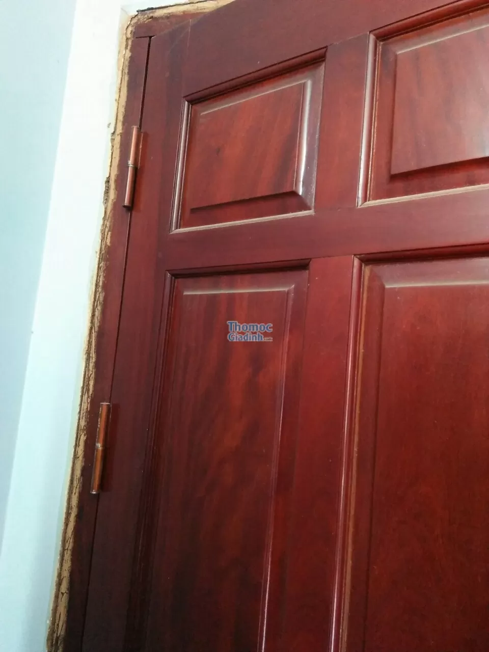 Thợ mộc Thợ Miền Nam sửa chữa bản lề cửa gỗ tại nhà