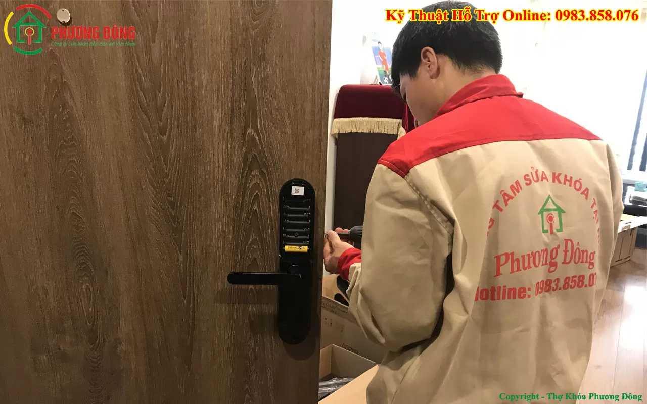 Thợ sửa khóa cửa điện tử Thợ Miền Nam đang kiểm tra và sửa chữa khóa cho khách hàng