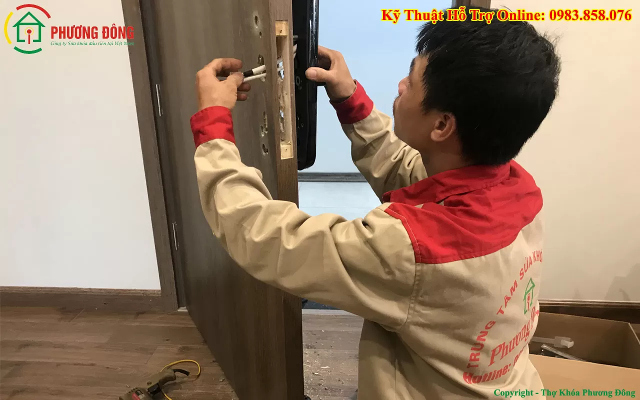 Hình ảnh thợ Thợ Miền Nam đang lắp đặt khóa cửa điện tử vân tay cho khách