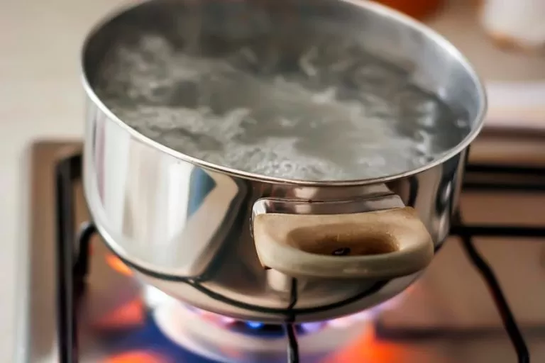 Cách thông cống nghẹt bằng nước đun sôi