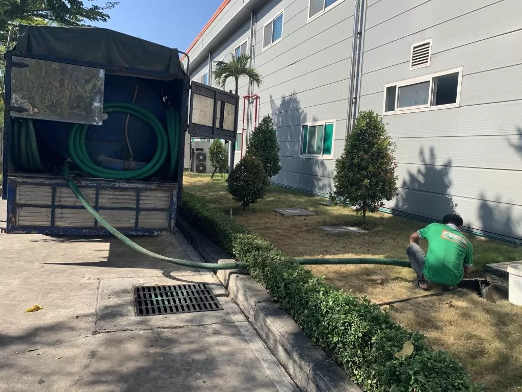 Thông cống nghẹt bằng xe chuyên dụng Thợ Miền Nam