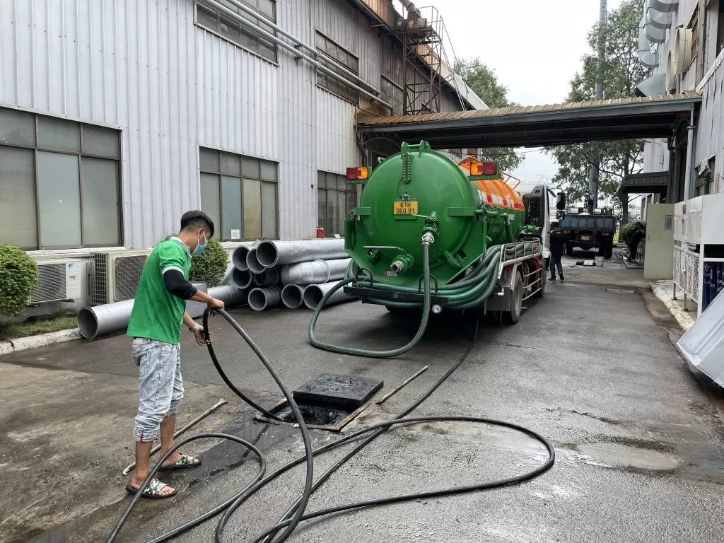 Đội ngũ kỹ thuật viên Thợ Miền Nam đang thi công thông hút cống
