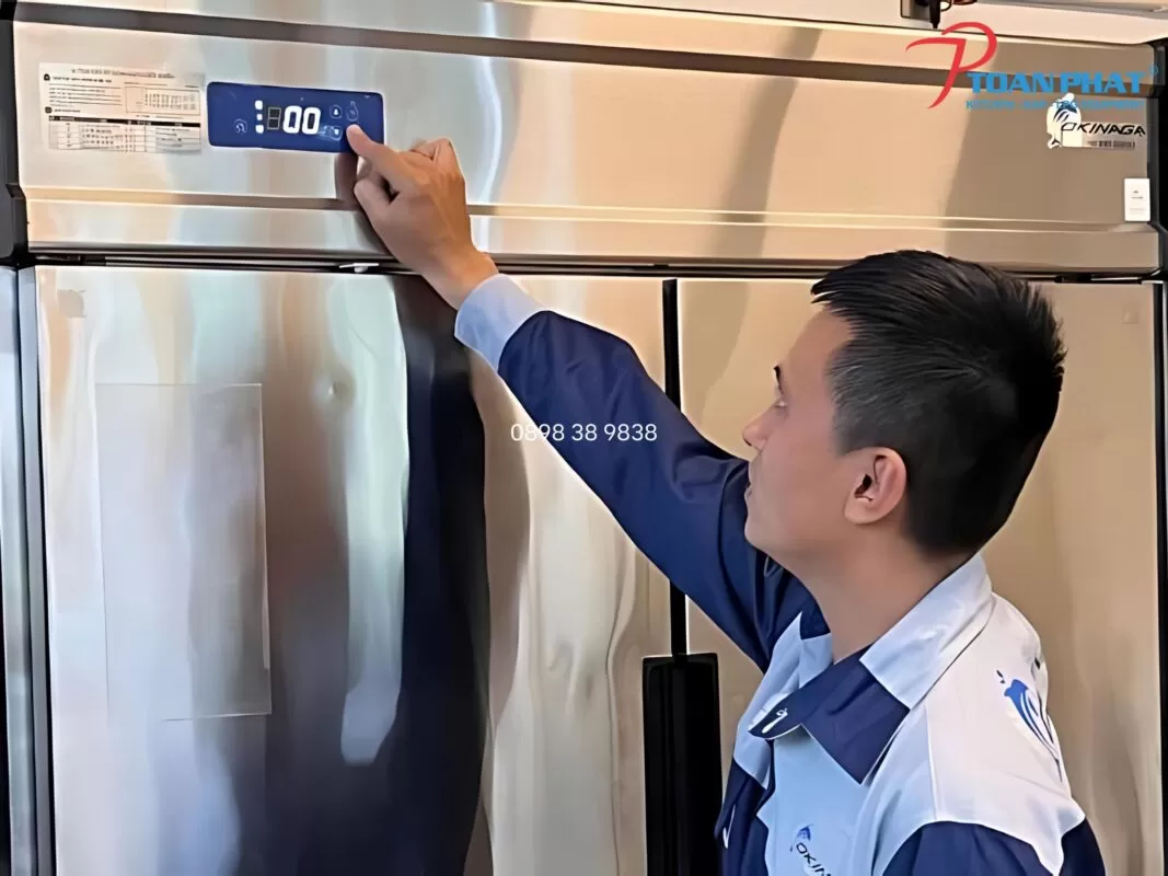Kỹ thuật viên Thợ Miền Nam kiểm tra tủ mát công nghiệp