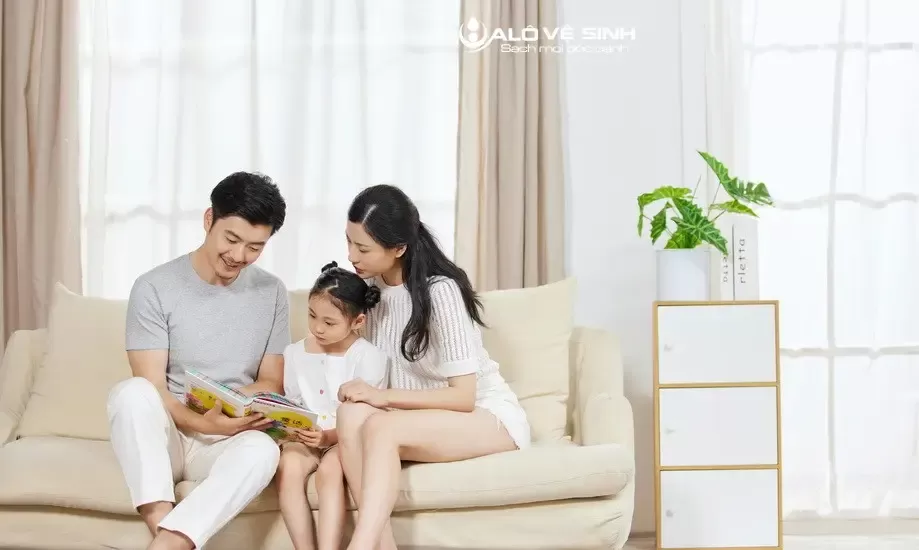 Vệ sinh ghế sofa thường xuyên để duy trì không gian sống sạch sẽ và thoải mái.