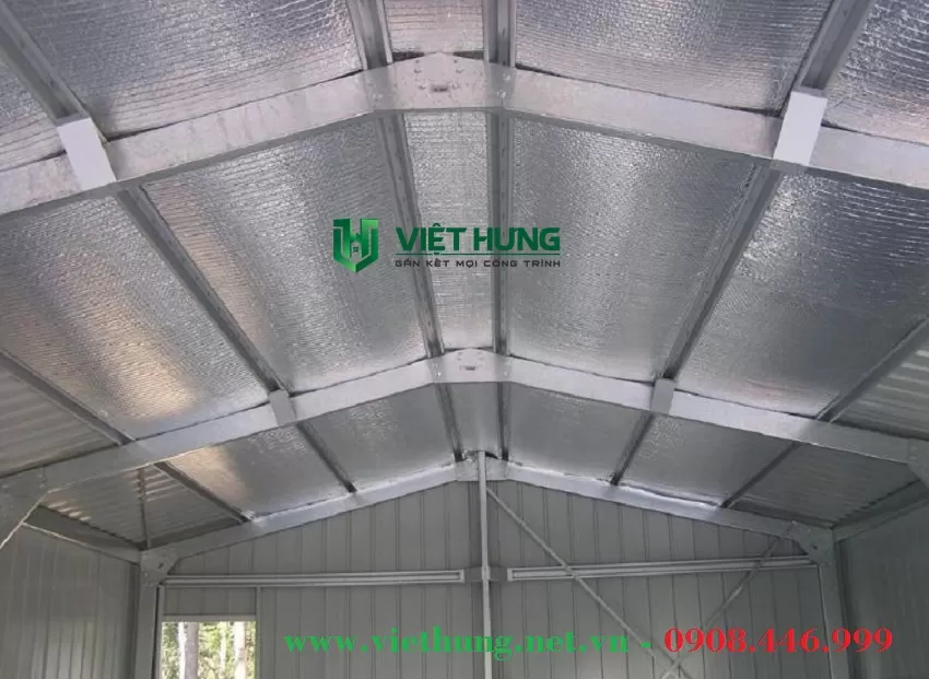 Xốp cách nhiệt phủ bạc chống nóng cho mái nhà xưởng, thi công nhanh chóng bởi Thợ Miền Nam