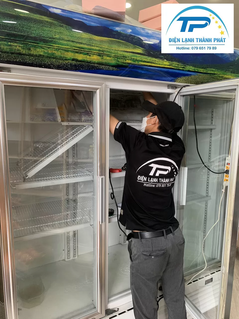 Kỹ thuật viên Thợ Miền Nam kiểm tra tủ mát cho khách hàng tại nhà